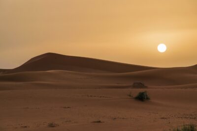 Lever de soleil dans le désert au Maroc