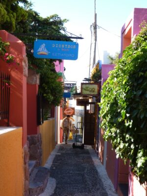 Ruelle de Fira à Santorin