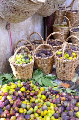 Vendeur de figues dans la médina de Fès