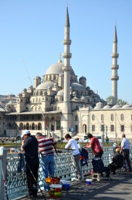 Pêcheurs sur le pont de Galata à Istanbul
