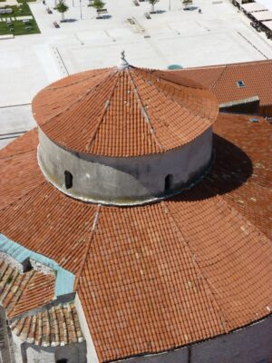 Vue sur le toit d'une église de Zadar