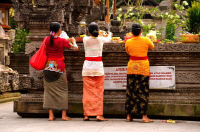 Offrandes dans un temple à Bali