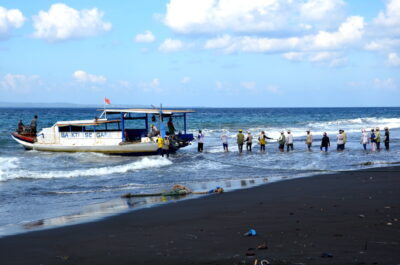 Déchargement sur la plage de Kusamba