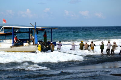 Bateau sur la plage de Kusamba