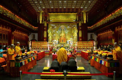 Cérémonie au Buddha Relic Tooth Temple