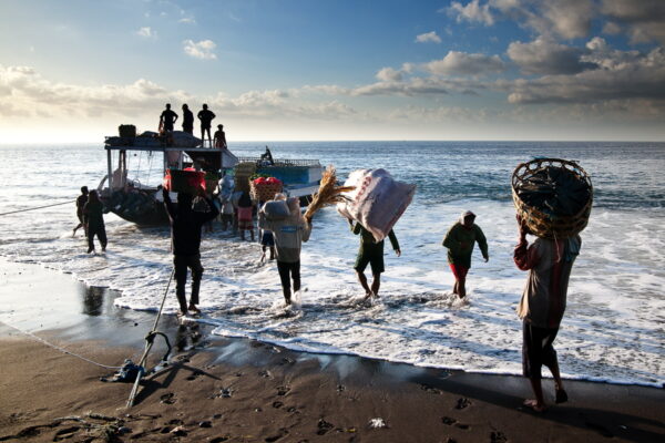 Sur la plage de Kusamba