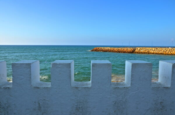 Mer et remparts à Asilah