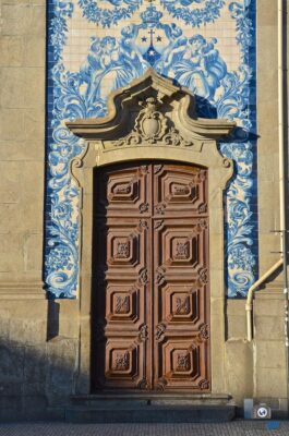 Azulejos sur les murs d'une église de Porto