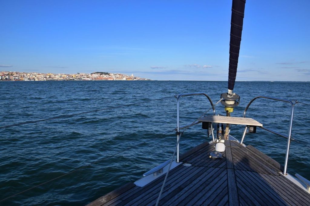 Voilier sur le Tage à Lisbonne