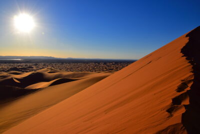 Au sommet de la grande dune de Merzouga