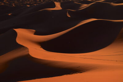 Jeu d'ombres dans les dunes de Merzouga