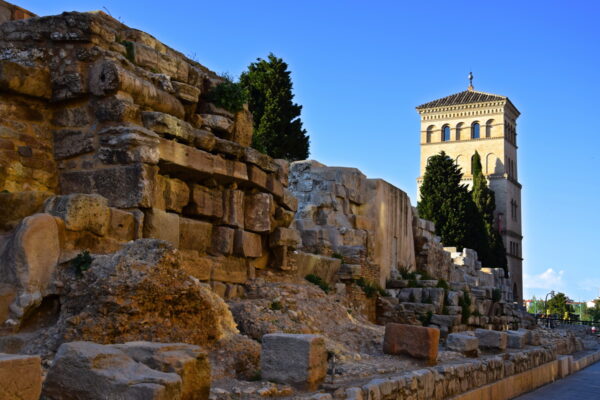 Muraille romaine et tour de la Zuda