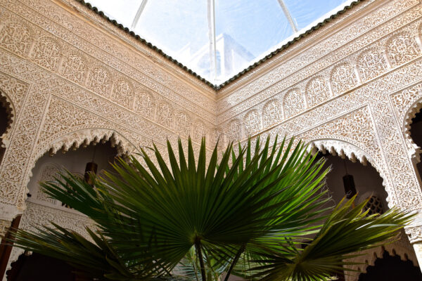 Stuc dans le patio du Riad Azahra