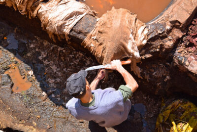 Homme au travail dans les tanneries de Fès