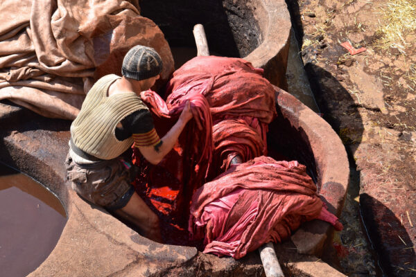 Homme au travail dans les tanneries de Fès