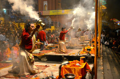 Ganga aarti, cérémonie sur les rives du Gange à Varanasi