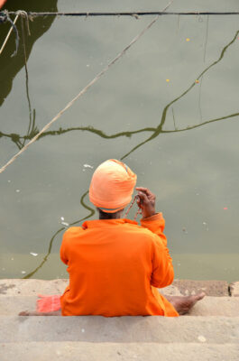Méditation au bord du Gange