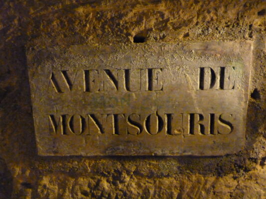 Panneau de rue dans les catacombes de Paris