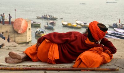 Sadhû en médiation devant le Gange à Varanasi