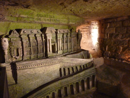 Sculptures dans les catacombes