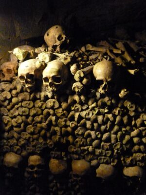 Os dans les catacombes de Paris