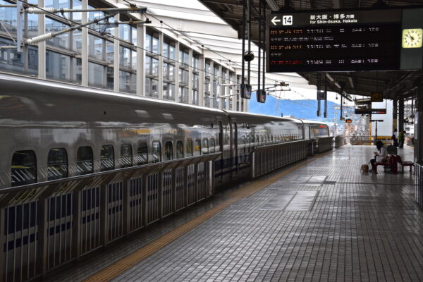 Quai pour un shinkansen dans une gare du Japon