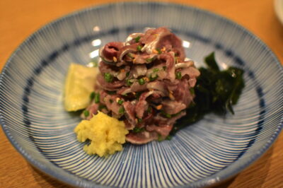 Sashimi de sardines dans un restaurant de Tokyo