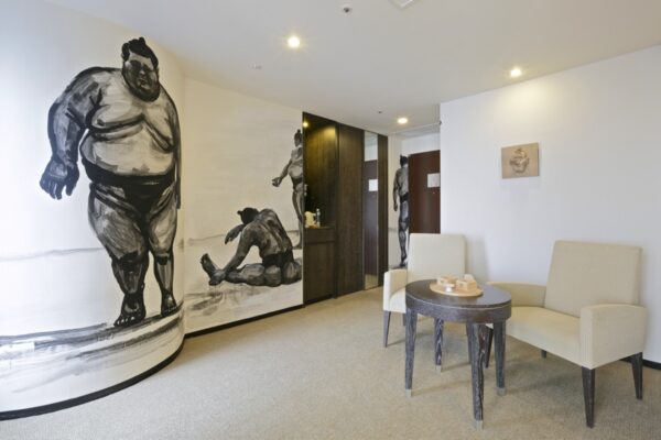Artist room sur le thème 'sumo' au Park Hotel Tokyo
