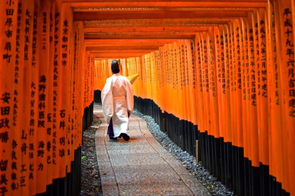 Prête shintoïste au sanctuaire Fushimi Inari