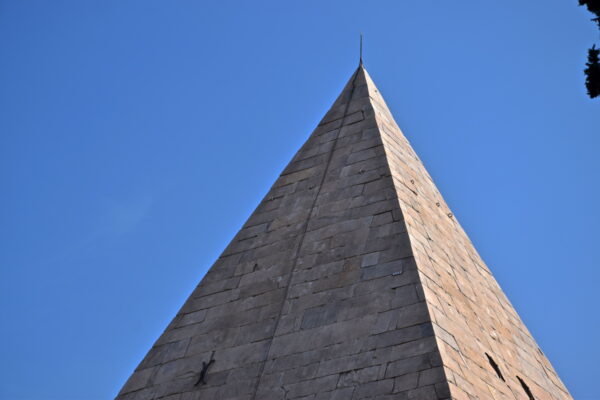 Pyramide de Cestius à Rome
