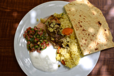 Maklouba avec salade, yaourt et pain