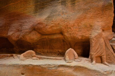 Sculpture dans le Siq de Pétra