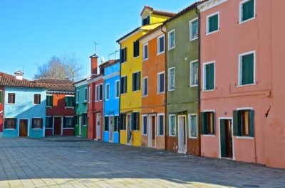 Piazza à Burano dans la lagune de Venise
