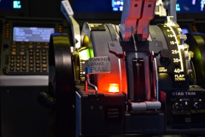 Cockpit d'un simulateur de Boeing 737