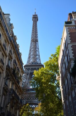 Panorama sur la Tour Eiffel depuis la rue de l'Université
