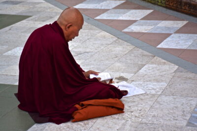 Bonze qui prie à la pagode Shwedagon de Rangoun