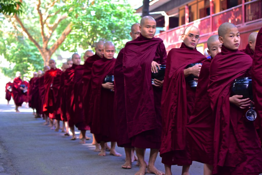 Bonzes au monastère Mahagandayon à Amarapura