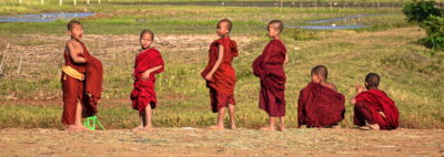 Bonzes sur les rives du lac Inle