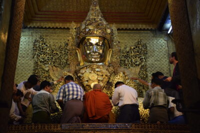 Bouddha Mahamuni à Mandalay
