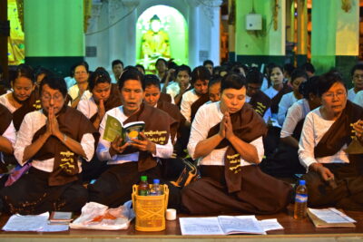 Femmes qui prient à la pagode Shwedagon de Yangon