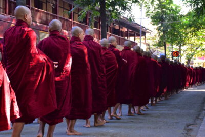 File de bonzes au monastère Mahagandayon