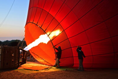 Gonflage de la montgolfière à Bagan