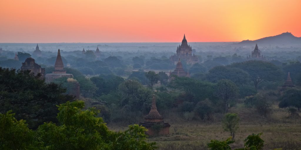 Lever de soleil à Bagan