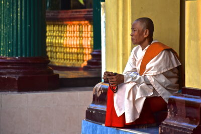 Nonne à la pagode Shwedagon de Yangon