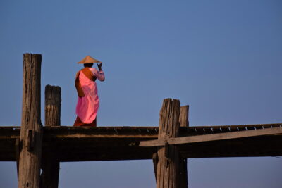 Nonne sur le pont U Bein en Birmanie