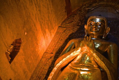 Statue de Bouddha dans la pagode Ananda à Bagan