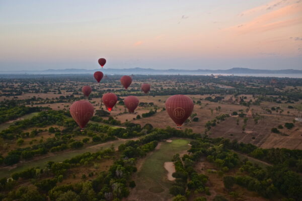 Montgolfières en vol à Bagan