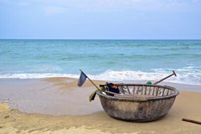 Bateau de pêche près de Hoi An au Vietnam