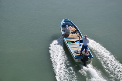 Bateau de pêcheurs quittant le port de Sour