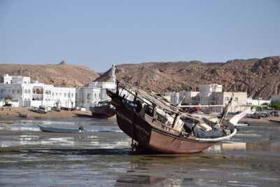 Boutre dans le port de Sour